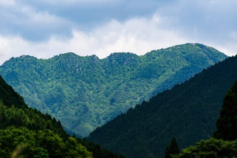 梅雨どきの山上ヶ岳を西北西から望む。天川村の洞川地区から撮影。