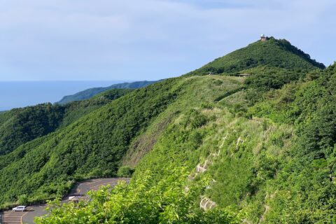 ​多宝山山頂と新潟地方気象台「弥彦山気象レーダー観測所」（2020年6月）