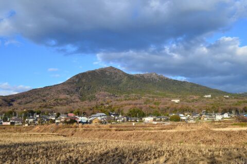 筑波山を南西から見る。つくば市沼田のつくばりんりんロードから撮影。