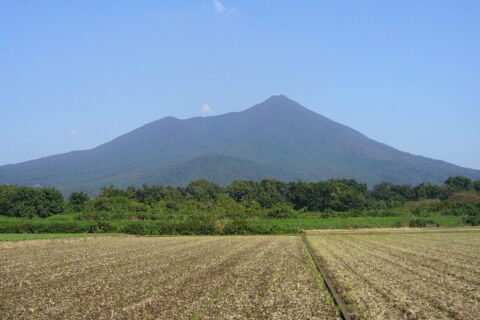 茨城県の筑波山を西南西から望む。筑西市東石田付近から撮影。