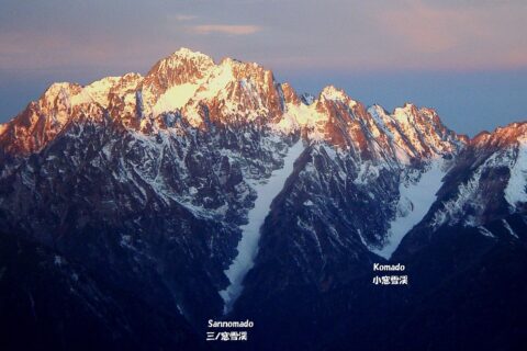 剱岳の氷河が存在する三ノ窓雪渓と小窓雪渓、鹿島槍ヶ岳から望む