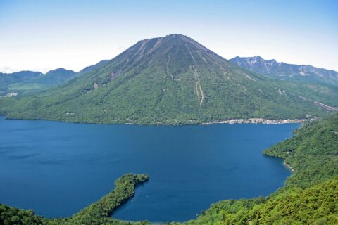 男体山と中禅寺湖を南から望む。半月山展望台から撮影。