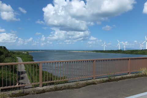 ​雄物川河口。国道7号秋田南バイパス、雄物大橋より撮影。右手の風車群は秋田新屋ウィンドファーム
