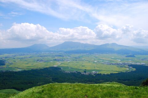 阿蘇山と阿蘇カルデラを北北西から望む。大観峰から撮影。