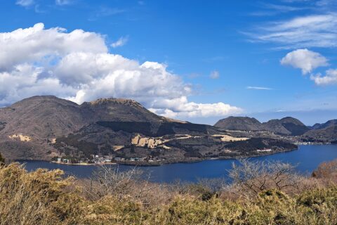 芦ノ湖越しに望む箱根山を2026年3月7日撮影。