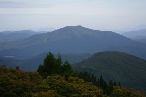 ​刈尾山 (臥龍山)を南南西から望む。恐羅漢山より撮影。なお座標は目安です。