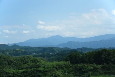 傾山を北北西から望む。国道442号から撮影。