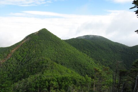 Mount Kobushi (Kobushi-ga-take, left) and Mount Sanpo (Sanpo-zan, right) as seen from west side of Mount Tokusa (Tokusa-yama) in the Okuchichibu Mountains, Japan