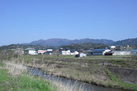 Mount Sentsu (Sentsu-zan) as seen from the WNW. Hii River in the foreground.