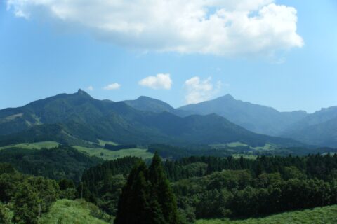 大分県と宮崎県にまたがる祖母山を西南西から望む。宮崎県西臼杵郡高千穂町の三秀台より。祖母山は右奥の峰。