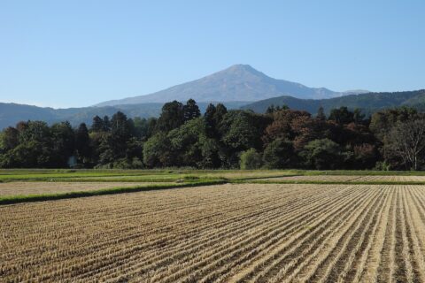 北北東から見た鳥海山。日本の秋田県由利本荘市鳥海町。