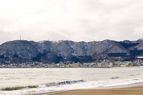 函館市宇賀浦町の大森浜から南西方向に望む函館山全景。左端が立待岬、右のアンテナ群が最高峰の御殿山（標高334m）山頂。Adobe Photoshop Lightroom 2.3で色調を調整した。