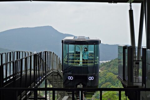 頂上駅に進入する稲佐山スロープカー