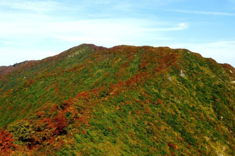 御神楽岳を南南東から望む。本名御神楽から撮影。