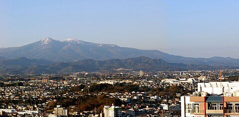 郡山ビッグアイより望む郡山市街と安達太良山(中央)、磐梯山（左）、東北新幹線（右）
