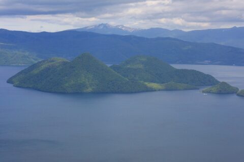 ​ポロモイ山から望むトーノシケヌプリ（洞爺湖中島）