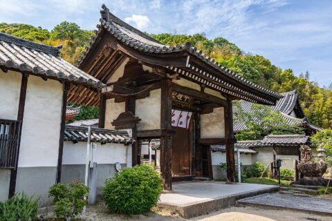 広島県福山市草戸町にある真言宗大覚寺派の明王院。山門（広島県指定重要文化財）