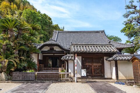 広島県福山市草戸町にある真言宗大覚寺派の明王院。書院（広島県指定重要文化財）