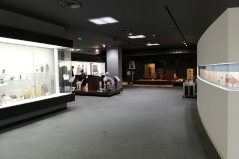 各務原市川島竹早町にある内藤記念くすり博物館。展示館。