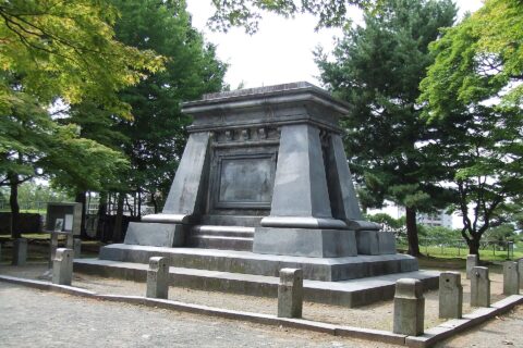 盛岡城跡(岩手公園) 南部利祥 銅像台座