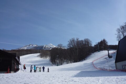 青森県鯵ヶ沢町にあるナクア白神スキーリゾートのベース部分。後方は岩木山。