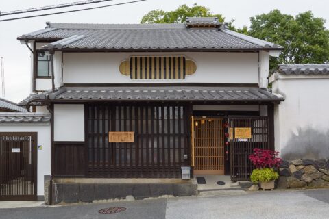 奈良町からくりおもちゃ館（奈良市陰陽町）、母屋は明治23年建築の旧松矢家住宅