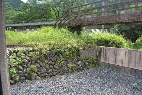 ​本巣市根尾水鳥地内にある根尾谷断層の断層崖。