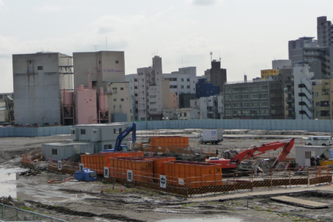 New Tokyo Tower (called so, named before Tokyo Skytree) earth boring testing (Geotechnical investigation) before June 2008 construction start. Photo taken from platform of Narihirabashi Station in April 2008.