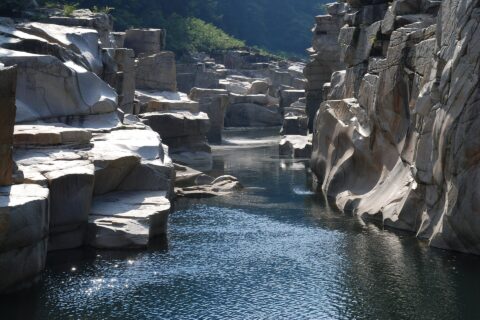 長野県上松町にある寝覚の床 。