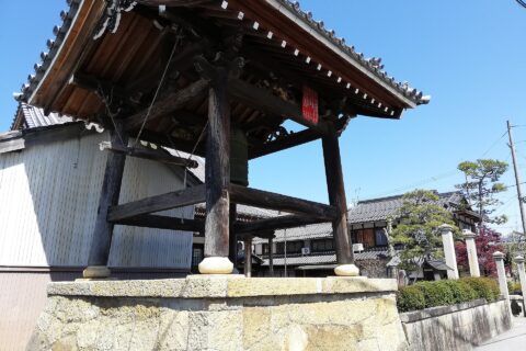 ​彦根市清崎町にある日南山慈光寺。鐘楼。