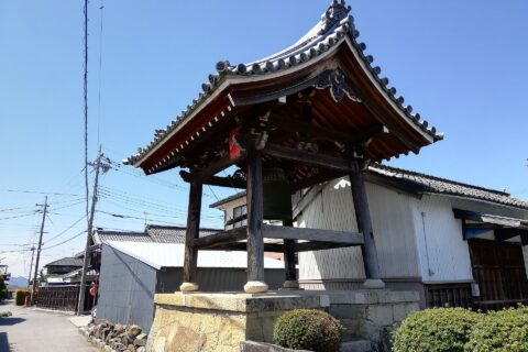 彦根市清崎町にある日南山慈光寺。鐘楼。
