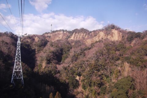 日本平ロープウェイ。久能山駅側から日本平駅側を向いて撮影。日本平デジタルタワーも見える。