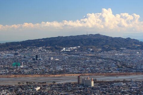 朝鮮岩から望む日本平と安倍川、右側に東名高速道路、静岡県静岡市