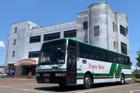瓢湖「白鳥会館」駐車場で待機中の急行路線バス車両（2020年5月）駐車場脇に設置された「瓢湖前」バス停を発着し、万代シテイ・新潟駅 - 水原 - 瓢湖前の経路で運行される（新潟交通観光バス S9 亀田・横越線）