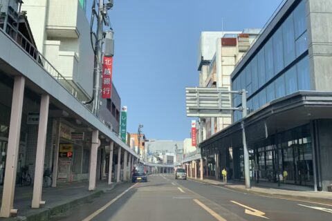 新発田市街（カミマチ・市役所「ヨリネスしばた」付近，2020年3月）新潟県道32号新発田停車場線