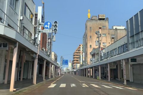 ​新発田市街（ショッピング中町・シバタレジャー会館付近，2020年3月）新潟県道32号新発田停車場線 川崎商会のビルは解体中