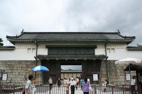 二条城。 東大手門を正面から撮影。門の手前にはフェンスがあり、中央は出口に、そして右側に入口がある。