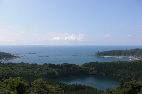 日本の秋田県男鹿市にある八望台から見た二ノ目潟と戸賀港。