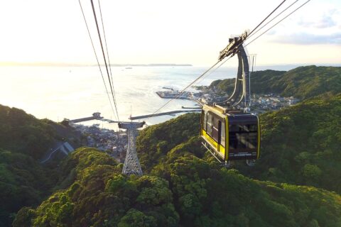 鋸山ロープウェー。車内から金谷港方面を望む。