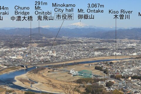 鳩吹山頂上から望む北側の眺望、岐阜県可児市にて、美濃加茂市の主な山など、左から高木山、御殿山、富士山、平木山、中濃大橋、鬼飛山、美濃加茂市役所、御嶽山、木曽川、馬串山、米田白山、木曽山脈、木曽川の南側は可児市