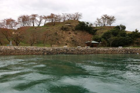 能島城址西側海上より撮影（愛媛県今治市）。