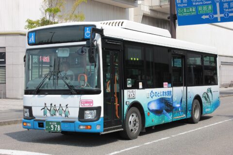 能登島交通の路線バス、七尾駅前のパトリアにて撮影。