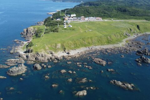 入道崎空撮 秋田県北浦入道崎昆布浦 各種施設が映っている