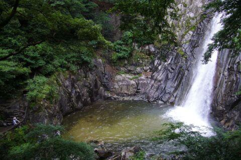 布引の滝。雄滝と滝壺。