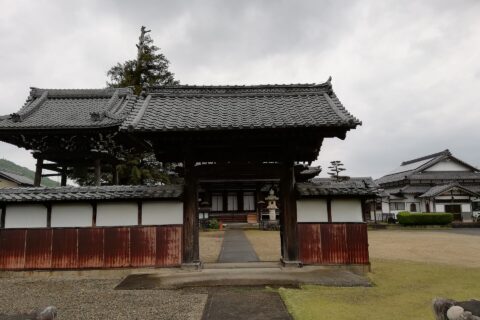 各務原市鵜沼小伊木町にある小川山正法寺。山門。