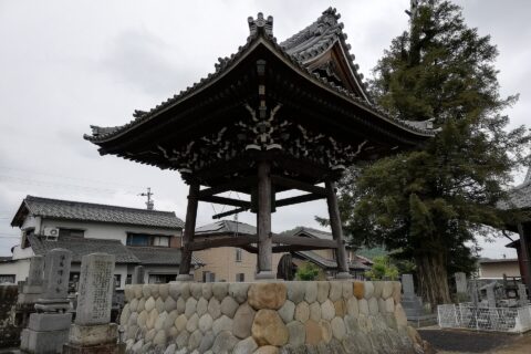 各務原市鵜沼小伊木町にある小川山正法寺。鐘楼。