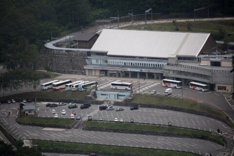 柏原新道（爺ヶ岳の登山道）から見下ろす長野県道45号扇沢大町線の起点にある扇沢駅
