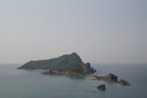鹿児島県南さつま市坊津町秋目沖にある沖秋目島。