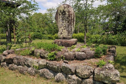 岡豊城伝厩跡曲輪に建つ、坂崎紫瀾「岡豊公園征清凱旋碑」