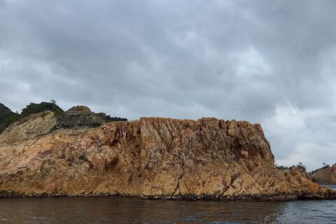 ​搭乘青海島觀光汽船從海上看到的青海島沿岸景色